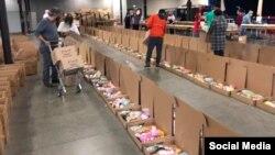 ཨོན་ཊ་རིའོ་བོད་རིགས་སྤྱི་མཐུན་ཚོགས་པས་ཟས་སྦྱིན་དང་ལག་རྟགས་སྤྲོད་པ།