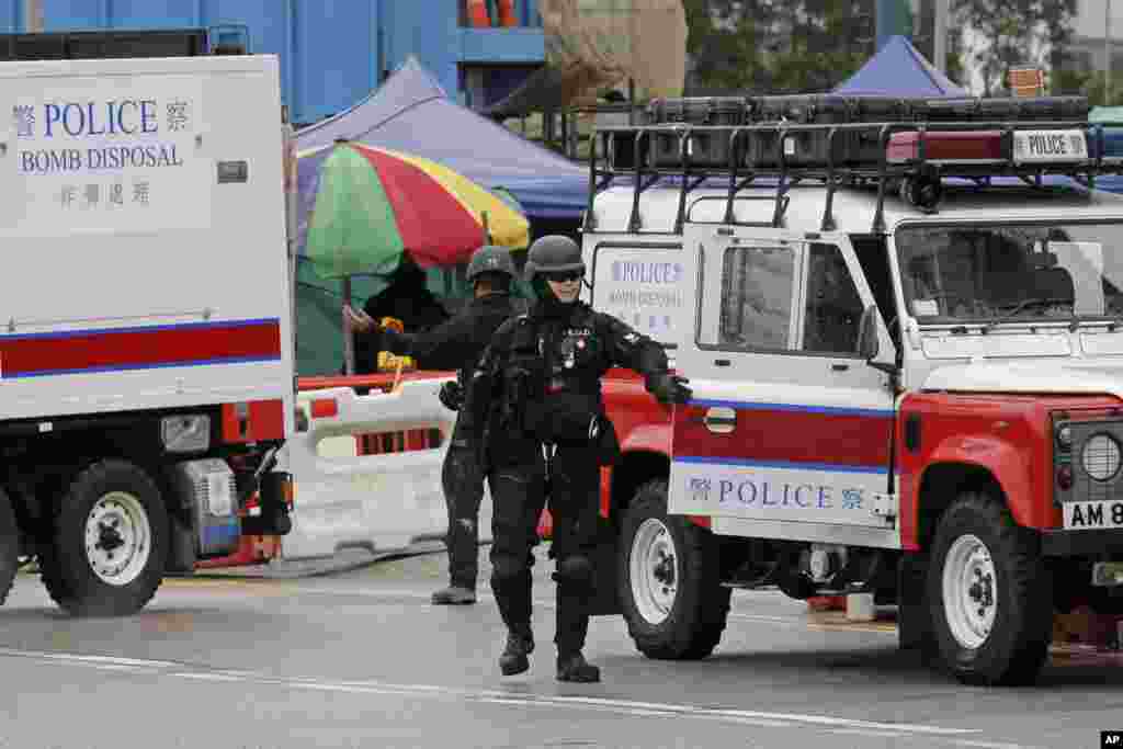 2018年1月31日，处理炸弹的警务人员在香港湾仔区现场。工人在地铁工程工地挖出一枚未爆炸的炸弹， 香港警方封锁了现场。