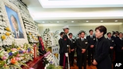 2015年11月23日韩国总统朴槿惠前往吊唁韩国前总统金泳三。