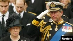 Ratu Elizabeth II dan putranya, Pangeran Charles, menghadiri pemakaman ibunda sang ratu di London, pada 9 April 2022. (Foto: Reuters/Dan Chung)