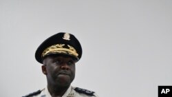 Kepala Polisi Nasional Haiti Jenderal Leon Charles tampak mendengarkan pertanyaan yang dilontarkan oleh para reporter dalam konferensi pers di markas polisi di Port-au-Prince, Haiti, pada 25 Juli 2021. (Foto: AP/Matias Delacroix)