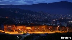 Un nuevo proyecto gubernamental de vivienda en Las Mayas, Caracas. Un reporte del Banco Muncial que evalúa las regulaciones para establecer pequeños y medianos negocios, establece que Venezuela es el peor país de América Latina para hacer negocios.