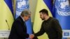 Esta fotografía tomada y publicada por el servicio de prensa presidencial de Ucrania el 8 de marzo de 2023 muestra al presidente de Ucrania, Volodymyr Zelensky (derecha), dando la bienvenida al secretario general de la ONU, António Guterres, antes de su reunión en Kiev.