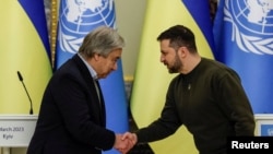 Katibu Mkuu wa Umoja wa Mataifa Antonio Guterres akipeana mkono na rais wa Ukraine Volodymyr Zelenskiy katika mji Kyiv, Ukraine Machi 8, 2023. Picha na shirika la habari la REUTERS/Alina Yarysh.