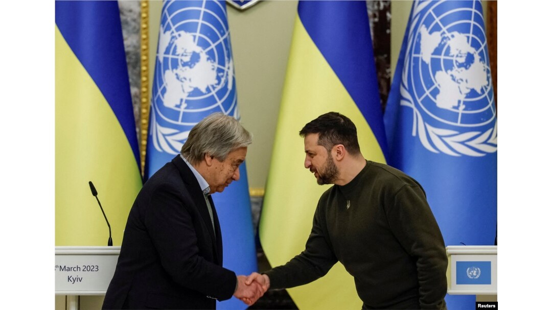 Presiden Ukraina Volodymyr Zelenskiy dan Sekretaris Jenderal PBB Antonio Guterres berjabat tangan setelah jumpa pers bersama, di tengah serangan Rusia terhadap Ukraina, di Kyiv, Ukraina, 8 Maret 2023. (Foto: REUTERS/Alina Yarysh)