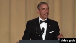 ປະທານາທິບໍດີ Barack Obama ເວົ້າຕະຫລົກ ກັບບັນດານເພື່ອນນັກການເມືອງ, ພວກນັກສື່ຂ່າວ ຢູ່ໃນງານລ້ຽງອາຫານຄ່ຳ ປະຈຳປີ ສຳລັບຜູ້ສື່ຂ່າວ ຂອງທຳນຽບຂາວ ຢູ່ທີ່ນະຄອນຫຼວງວໍຊິງຕັນ, ວັນທີ 30 ເມສາ 2016. 