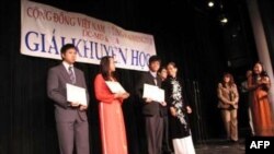 Các em học sinh nhận Giải Khuyến Học 2011