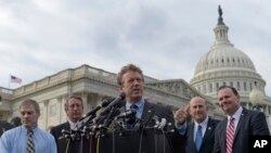 El senador republicano Rand Paul, de Kentucky (centro), acompañado por, desde la izquierda, los legisladores republicanos Jim Jordan, de Ohio; Mark Sandford de Carolina del Sur, Louie Gohmert de Texas y el senador también republicano Mike Lee de Utah, durante una conferencia de prensa en el Capitolio donde expresaron su rechazo al plan de salud propuesto por los líderes de su partido en el Congreso. 