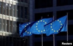 벨기에 브뤼셀의 유럽위원회본부 밖에 유럽연합(EU) 깃발이 휘날리고 있다.