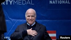 Senator AS John McCain (R-AZ) di Independence Hall di Philadelphia, Pennsylvania, AS, 16 Oktober 2017. (Foto: dok).