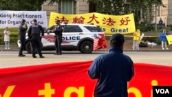 资料照片：示威者站在中国国家主席习近平访问的美国国家档案馆外的华盛顿街头，抗议中国政府对法轮功学员的迫害，包括强摘器官，并与欢迎习近平的人群隔街相对。(2026年9月25日)