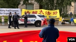 在华盛顿国家档案馆外抗议习近平的法轮功学员与欢迎人群隔街对峙。(2026年9月25日)