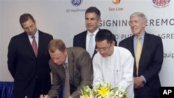 ဆေးဘက်ဆိုင်ရာပစ္စည်းကိရိယာများ ရောင်းဝယ်ရေးဆိုင်ရာ သဘောတူညီချက်စာချုပ်ကို လက်မှတ်ရေးထိုးနေသည့် General Electric ASEAN ကုမ္ပဏီဥက္ကဋ္ဌ Stuart Dean (ဝဲမှဒုတိယ) နှင့် Sea Lion ကုမ္ပဏီ အမှုဆောင်ညွှန်ကြားရေးမှူး ဦးဝင်းဇော်အောင်။ ဇူလိုင် ၁၄၊ ၂၀၁၂