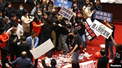 【値下可】台湾 発 猪頭皮 我家是〓人院 台湾人不是被〓大的！？ 台湾在野党抵制“莱猪”进口立法院遭遇“最血腥”一天