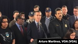 Alcalde de Los Angeles, Eric Garcetti, durante la ceremonia en la que anunció una directriz ejecutiva que amplía la protección a los inmigrantes indocumentados en la ciudad. Foto: Arturo Martínez, VOA. 