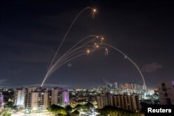 Sistem anti-rudal Iron Dome Israel mencegat roket yang diluncurkan dari Jalur Gaza, seperti yang terlihat dari Ashkelon di Israel selatan, 8 Oktober 2023. (Foto: REUTERS/Amir Cohen)