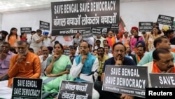 Leaders and supporters of India's ruling Bharatiya Janata Party attend a silent protest against the disturbance caused during an election campaign rally by the party president Amit Shah in New Delhi, May 15, 2019.