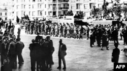 Les troupes de la gendarmerie prenant position devant le bâtiment de la délégation générale toujours occupée par les généraux français qui ont mené le putsch contre la politique du général Charles De Gaulle, le 26 avril 1961.