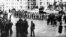 Les troupes de la gendarmerie prenant position devant le bâtiment de la délégation générale toujours occupée par les généraux français qui ont mené le putsch contre la politique du général Charles De Gaulle, le 26 avril 1961.