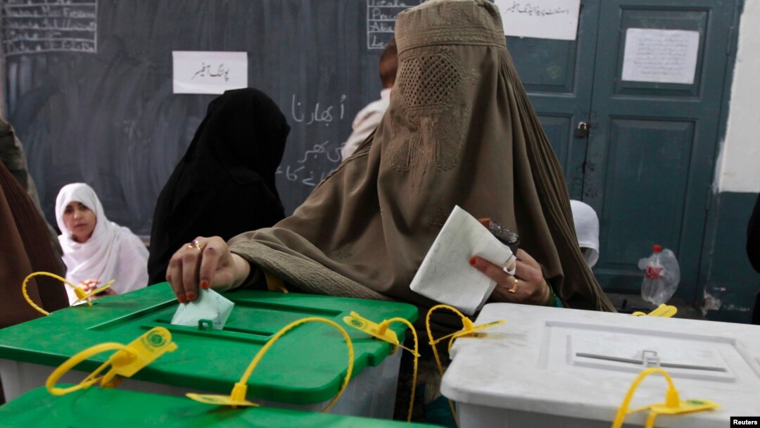 دانتخاباتي کميشن ترمخه خيبرپښتونخوا کې په ٣٥٦ خالي بلدياتي چوکو ٨٢٨ اميدواران ولاړ دي اؤ ددې لپاره ٦٠٩درايې اچولو مرکزونه جوړ کړل شوي وؤ چې پکې ٢٣٢ پولنګ سټيشن حساسې اؤ ٢٨٩ زياتې حساسې ګرځول شوې وې.