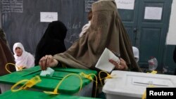 دانتخاباتي کميشن ترمخه خيبرپښتونخوا کې په ٣٥٦ خالي بلدياتي چوکو ٨٢٨ اميدواران ولاړ دي اؤ ددې لپاره ٦٠٩درايې اچولو مرکزونه جوړ کړل شوي وؤ چې پکې ٢٣٢ پولنګ سټيشن حساسې اؤ ٢٨٩ زياتې حساسې ګرځول شوې وې.