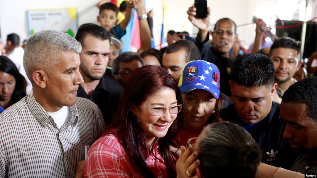 Cilia Flores (baju merah), istri Presiden Venezuela Nicolas Maduro, menyambut para pendukungnya saat dia menghadiri simulasi pemungutan suara 30 Juli untuk sebuah majelis baru, di Caracas, Venezuela, 16 Juli 2017.