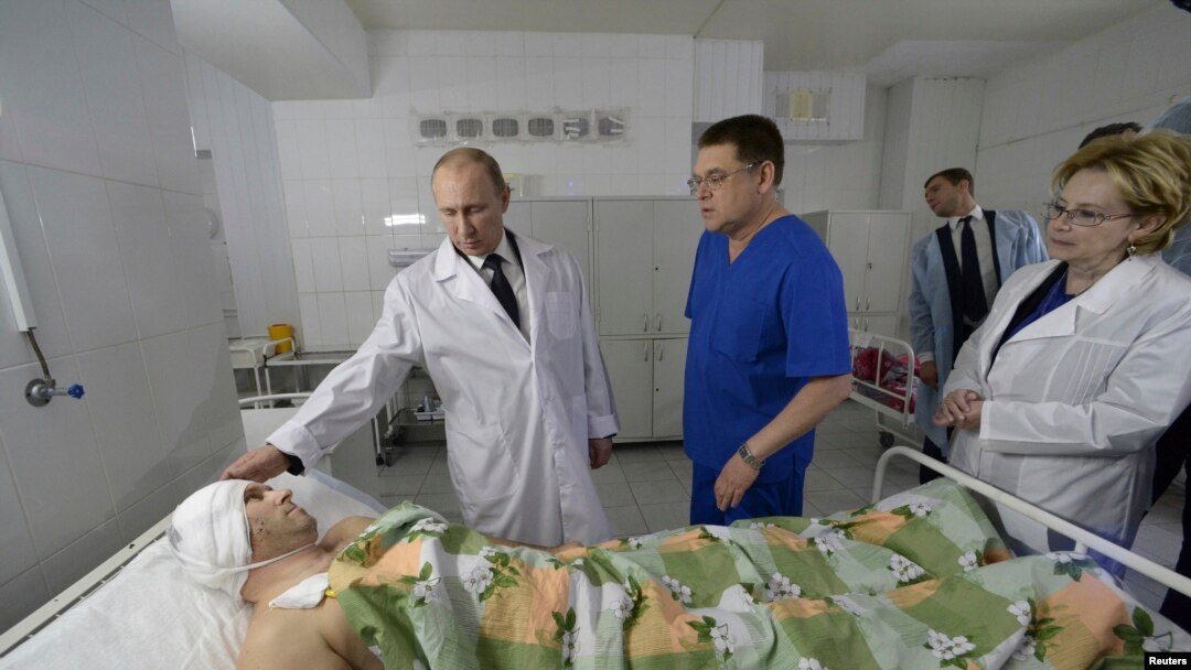 Presiden Rusia Vladimir Putin (kiri) menjenguk seorang penyintas dari salah satu insiden ledakan bom di rumah sakit lokal Volgograd (1/1).