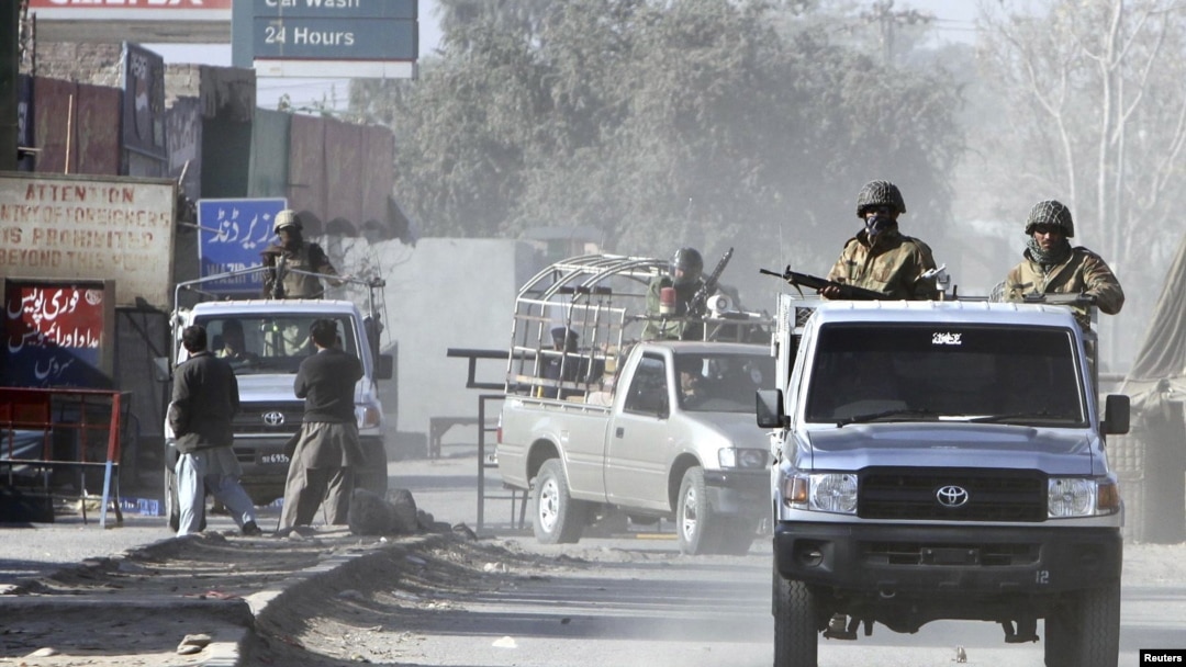 دپوځ دمطبوعاتي څانگې( ائي ايس پي ار) نه جاري شوي بيان کې ترهه گرو سره دډزو په تبادله کې د٨ؤ عسکرو دوژل کيدو پخلى هم شوى دى.