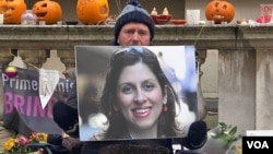 Richard Ratcliffe memegang foto istrinya, Nazanin Zaghari-Ratcliffe, di London, Inggris (foto: dok). 