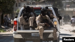 FOTO DE ARCHIVO: Oficiales armados de la Policía Nacional de Haití escoltan el convoy de los tres oficiales asesinados por bandas armadas después de la ceremonia fúnebre en la Academia Nacional de Policía, en Puerto Príncipe, Haití, el 31 de enero de 2023. 