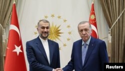 Rais wa Uturuki Tayyip Erdogan (kushoto) akikutana na Waziri wa Mambo ya Nje wa Iran Hossein Amirabdollahian mjini Ankara, Uturuki.