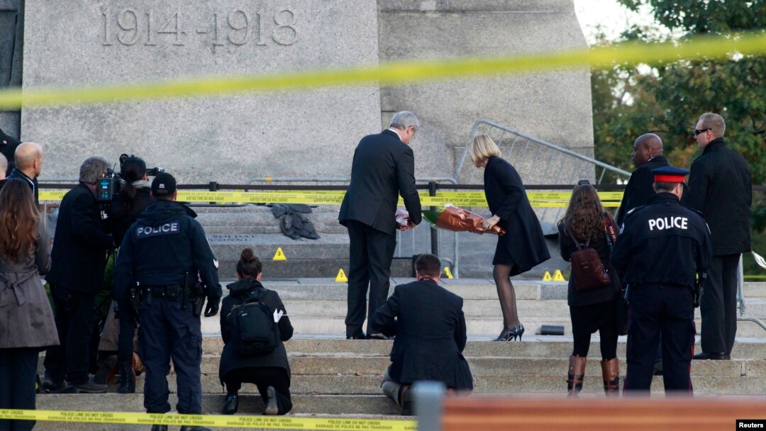 Thủ tướng Canada Stephen Harper và phu nhân Laureen Harper đặt vòng hoa tại Đài tưởng niệm Chiến tranh Canada ở Ottawa, ngày 23/10/2014.