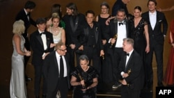 Produser, sutradara serta para pemain film "Oppenheimer" naik ke atas panggung untuk menerima penghargaan film terbaik dalam ajang Academy Awards ke-96 yang digelar Dolby Theatre di Hollywood, Los Angeles, pada 10 Maret 2024. (Foto: AFP/Patrick T. Fallon)