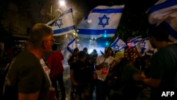 Израелската полиција користи водени топови за да ги растера демонстрантите во близина на резиденцијата на израелскиот премиер за време на антивладиниот митинг на кој се повикува на предвремени избори, во Ерусалим на 17 јуни 2024 година
