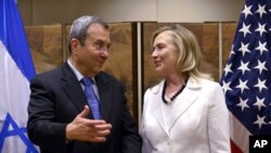 La secretaria de Estado de EE.UU., Hillary Clinton, se reunió con el presidente Simon Peres y con el ministro de Defensa israelí Ehud Barak.