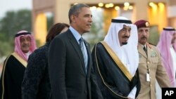 Saudiya Arabistoni shaxzodasi Salmon ibn Abdulaziz al Saud prezident Barak Obamani kutib oldi. 