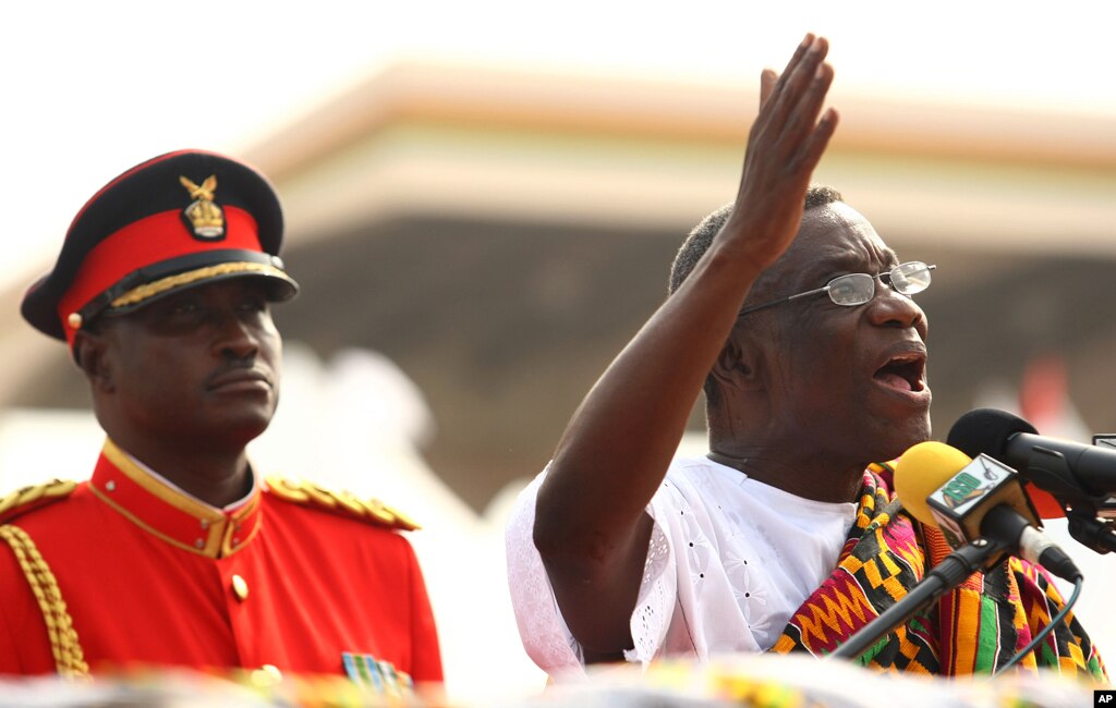 Ghana&#39;s President John Atta Mills, right, gestures as he speaks after being sworn in as the country&#39;s new president during a ceremony in Accra, Ghana, January 7, 2009. 