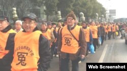 1月10日，湖南省大約1200名軍轉幹部身穿“冤”字黃馬褂，在長沙遊行示威到省委，省軍區和信訪局，抗議當地政府不落實軍轉幹政策(網絡圖片)