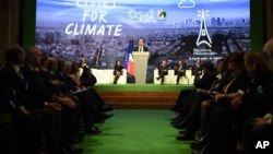 Presiden Perancis, Francois Hollande memberikan pidato di hadapan para delegasi COP21 di Paris, Jumat (4/12).