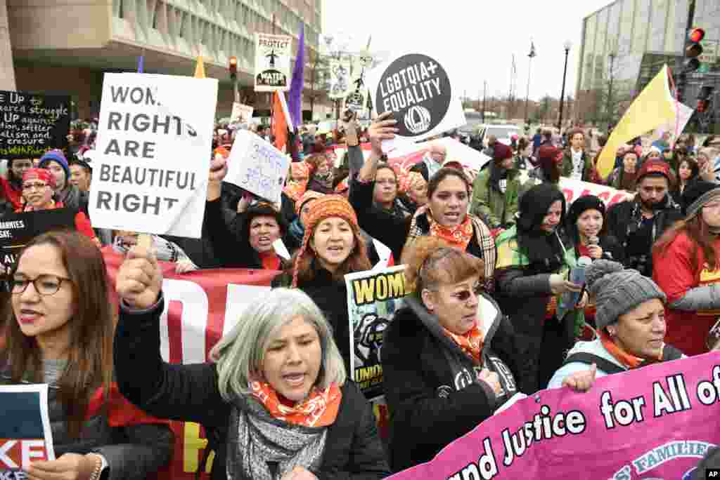 امریکی دارالحکومت واشنگٹن ڈی سی میں ہفتہ کو ہزاروں خواتین نے احتجاجی مظاہرے میں شرکت کی۔