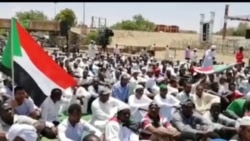 Des manifestants soudanais prient devant le QG de l'armée