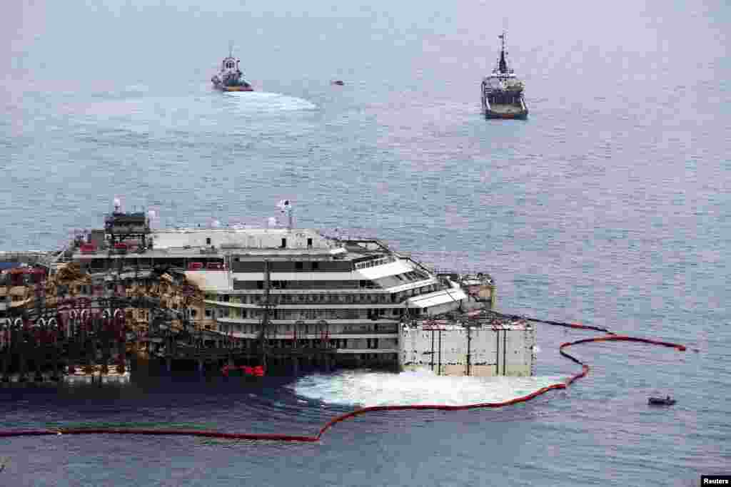 Du thuyền &nbsp;Costa Concordia đang được làm nổi lên mặt nước trở lại tại cảng Giglio, đảo Giglio, Italia.