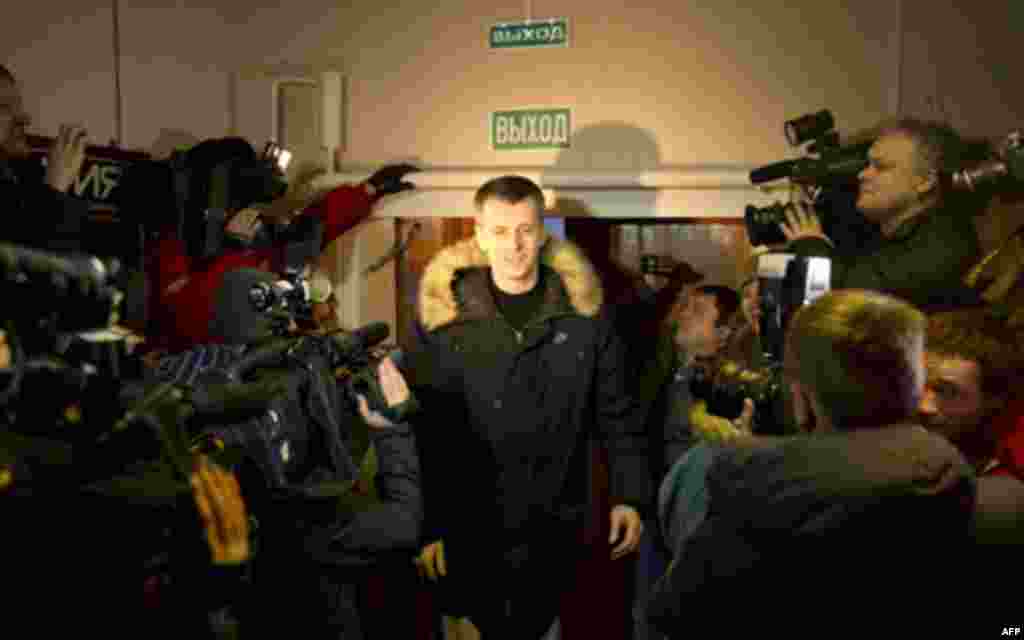 Один із кандидатів у президенти Михайло Прохоров при виході із дільниці. 04.03.2012