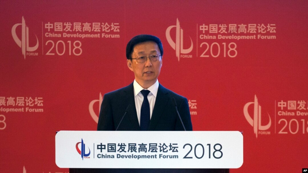Tư liệu: Phó Thủ Tướng TQ đọc diễn văn khai mạc Diễn đàn Phát triển TQ ở Bắc Kinh hôm Chủ nhật 25/3/2018. Quan chức hàng đầu TQ khuyến cáo chiến tranh thương mại sẽ không có lợi cho bên nào.