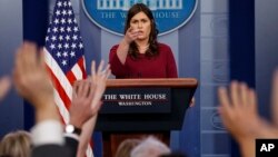 Juru bicara Gedung Putih, Sarah Huckabee Sanders, berbicara dalam jumpa pers harian di Gedung Putih, Washington, 10 April 2018.