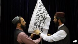 Pejabat Taliban sebelum konferensi pers di Pusat Informasi Media Pemerintah, di Kabul, Afghanistan, Selasa, 17 Agustus 2021. (Foto: AP)