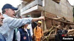 哥倫比亞摩卡鎮遭受洪災之後，哥倫比亞總統桑托斯視察災區 (2017年4月1日)