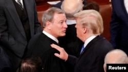 El presidente estadounidense Donald Trump (derecha) y el presidente de la Corte Suprema John Roberts (izquierda) están en desacuerdo sobre fallo de política migratoria.