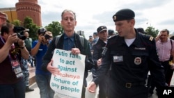 Российские полицейские задержали активиста ЛГБТ в Москве (архивное фото)
