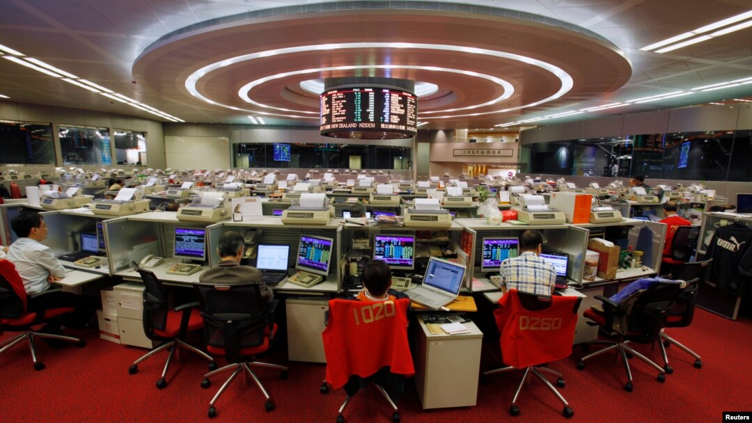 Suasana di Bursa Saham Hong Kong. 